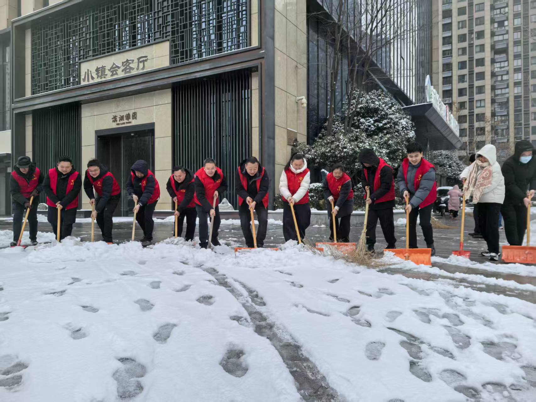 党建引领齐行动 扫雪除冰护通顺——AGGAME集团等三家公司全力保险雪后出行安全